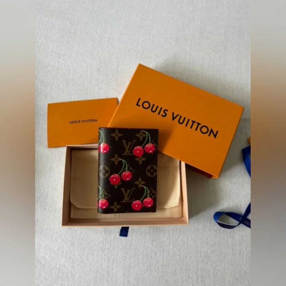 Louis Vuitton Passport Cover - Picture 2 of 8